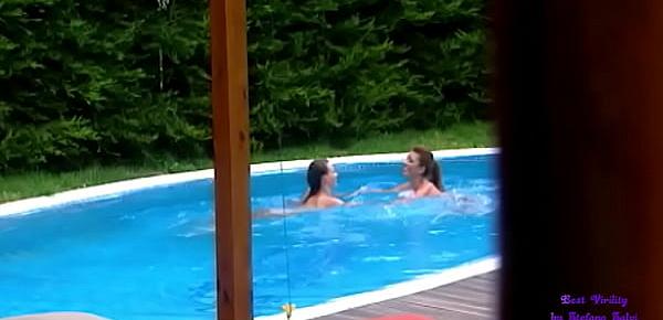  Due amiche si toccano e si leccano in piscina, mentre un&039;altra ragazza le spia